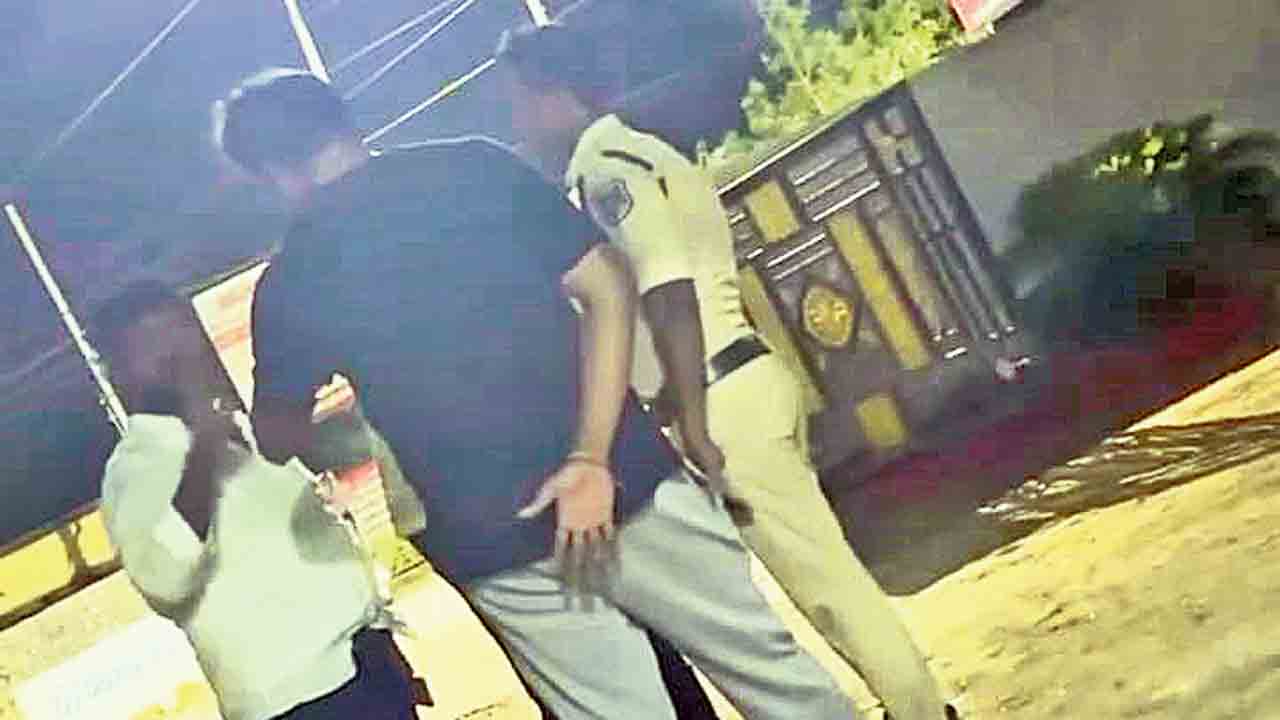 ఒళ్లు పగుల్తది!.. పోలీసులకు కాంగ్రెస్‌ నేత బెదిరింపు
