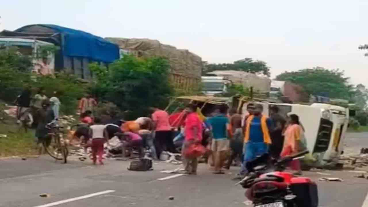 Crowd loots mangoes | మామిడి పండ్ల వాహనం బోల్తా.. తర్వాత ఏం జరిగిందంటే?