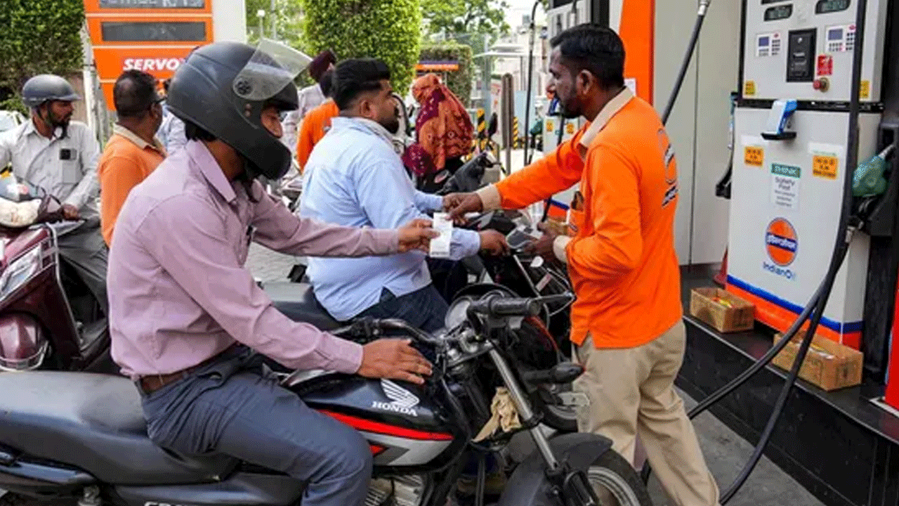Oil price | బ్యారెల్ ముడి చ‌మురు 70 డాల‌ర్ల దిగువ‌కు.. పెట్రోల్, డీజిల్ ధ‌ర‌లు త‌గ్గ‌క‌పోవ‌చ్చు.. ఎందుకంటే..!