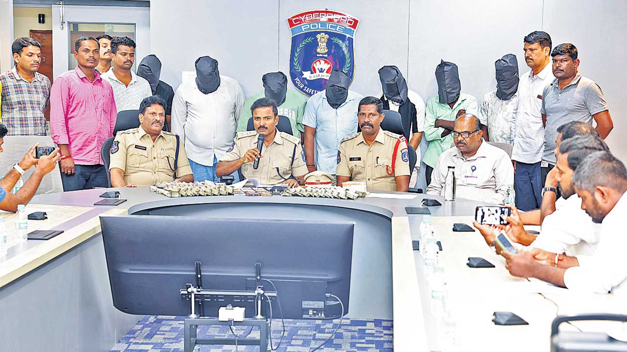 సైబర్‌ నేరగాళ్లకు వరంగా మ్యూల్‌ ఖాతాలు