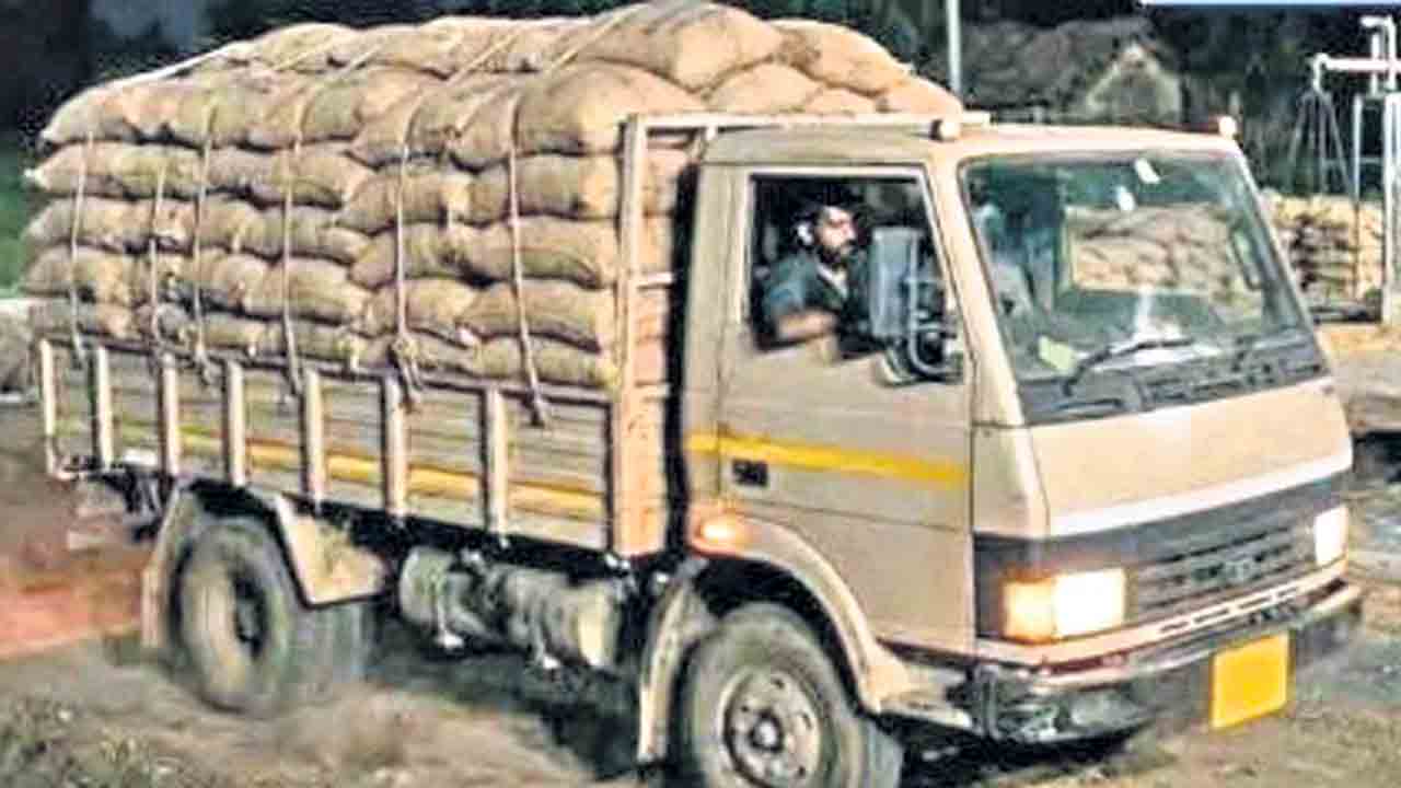 ధాన్యం లోడ్‌తో డ్రైవర్‌ పరార్‌