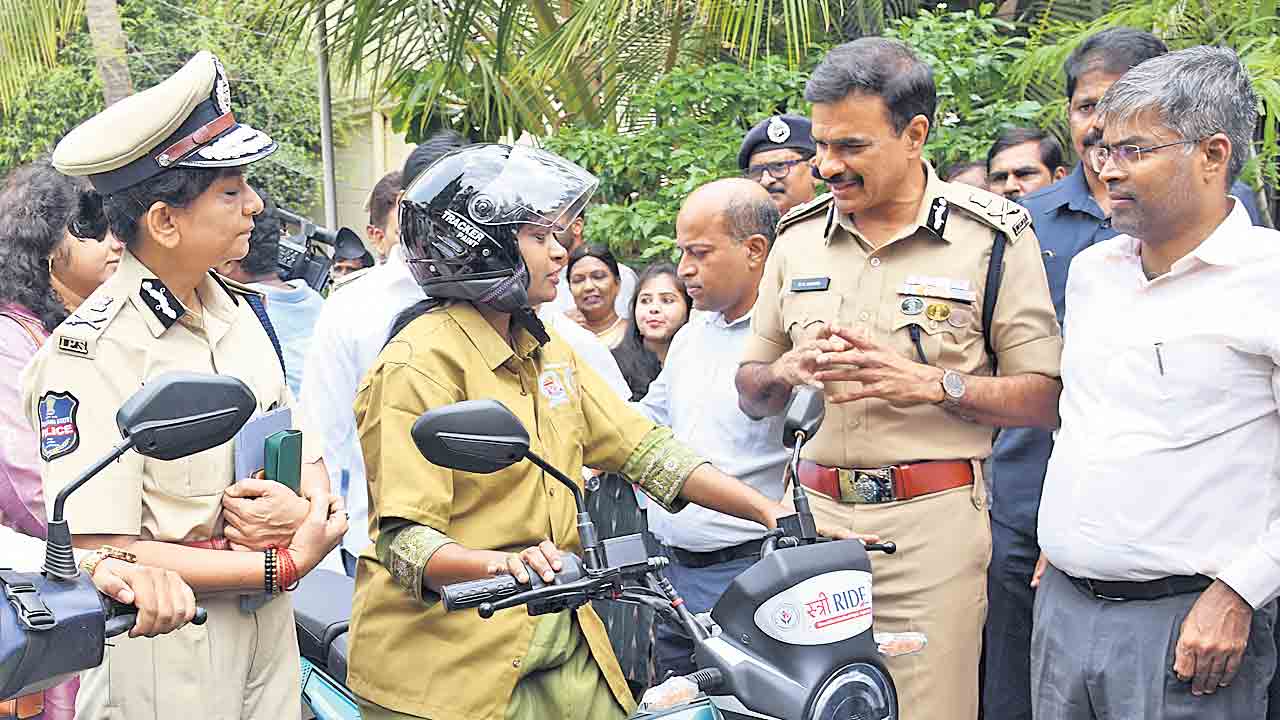 మహిళల విజయంలో కుటుంబం పాత్ర కీలకం.. స్త్రీ రైడ్‌ ప్రారంభోత్సవంలో డీజీపీ సీవీ ఆనంద్‌