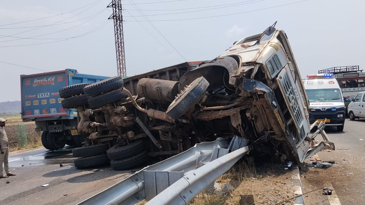 Road Accident | రోడ్డు ప్రమాదంలో టిప్పర్‌ డ్రైవర్‌ మృతి.. మరో ఇద్దరికి గాయాలు