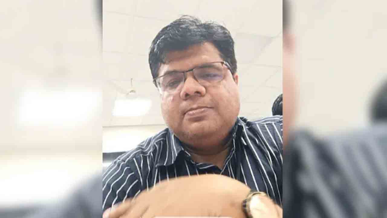 Deputy Collector Arrested | పెళ్లి చేసుకుంటానని నమ్మించి మహిళపై అత్యాచారం..   డిప్యూటీ కలెక్టర్‌ అరెస్ట్‌