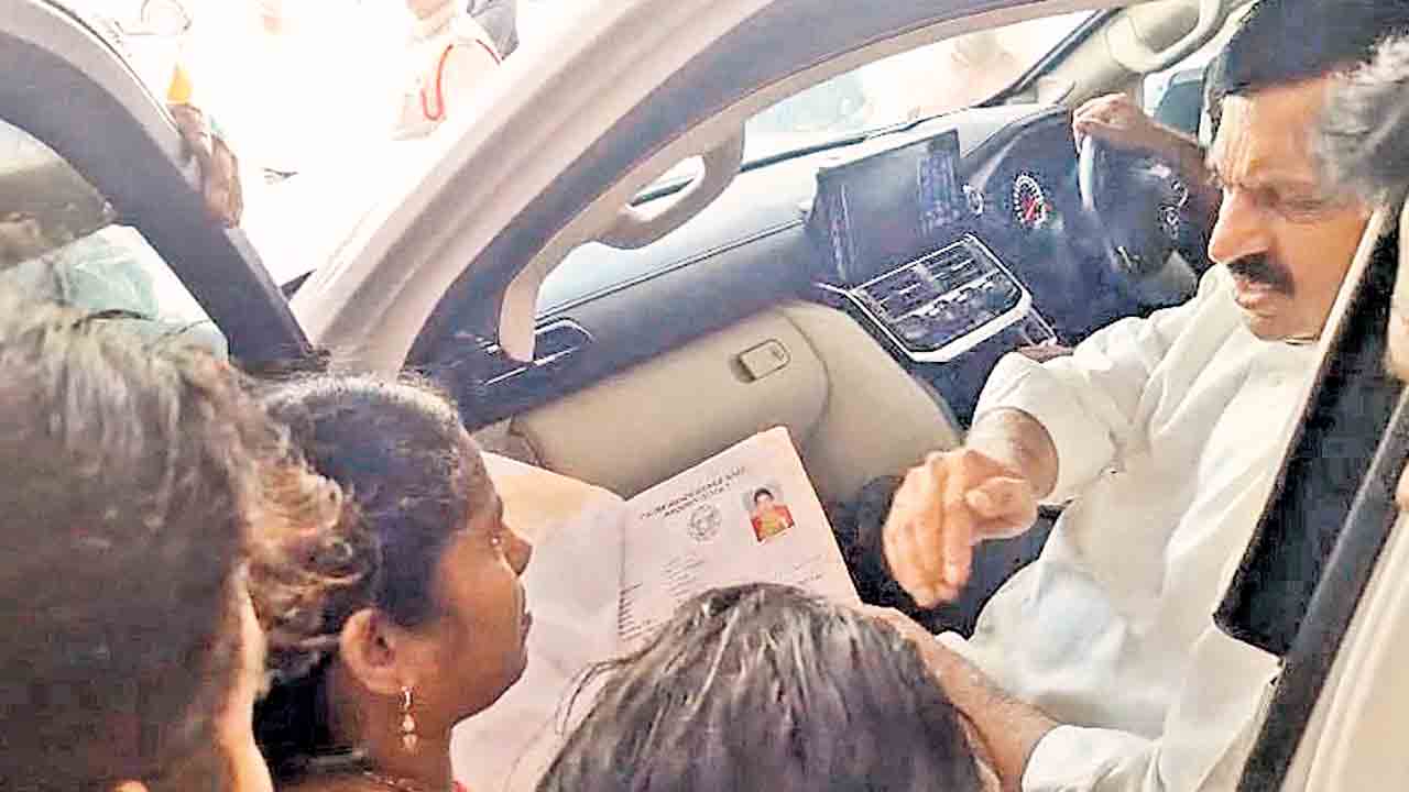 నిరుపేదలకు ఇండ్లు ఇవ్వరా?.. పొంగులేటిని అడ్డుకున్న సొంత పార్టీ నేత