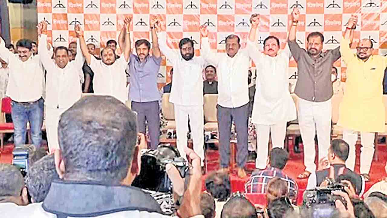 ఉద్ధవ్‌ శివసేనలో మరోసారి చీలిక