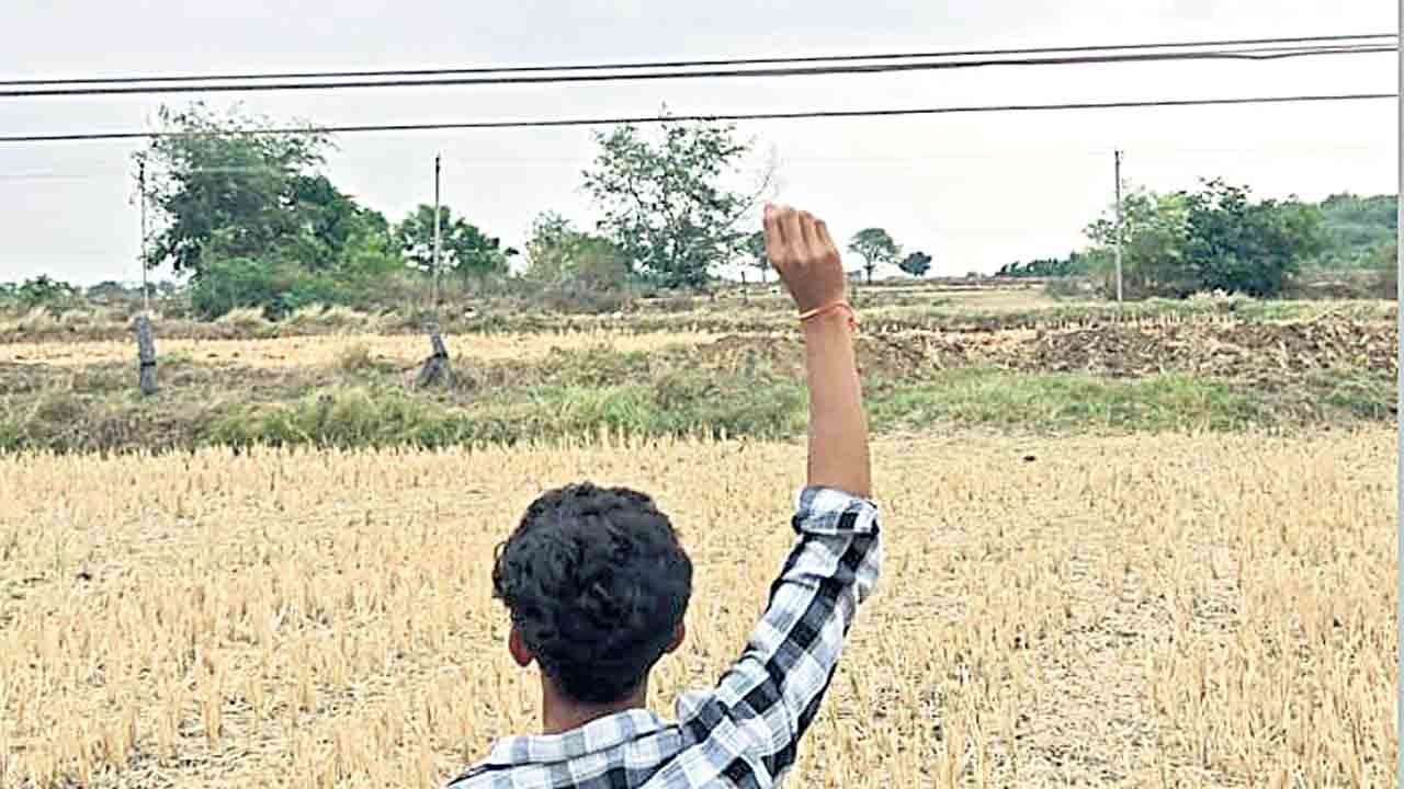 చేతికందేలా కరెంట్‌ తీగలు
