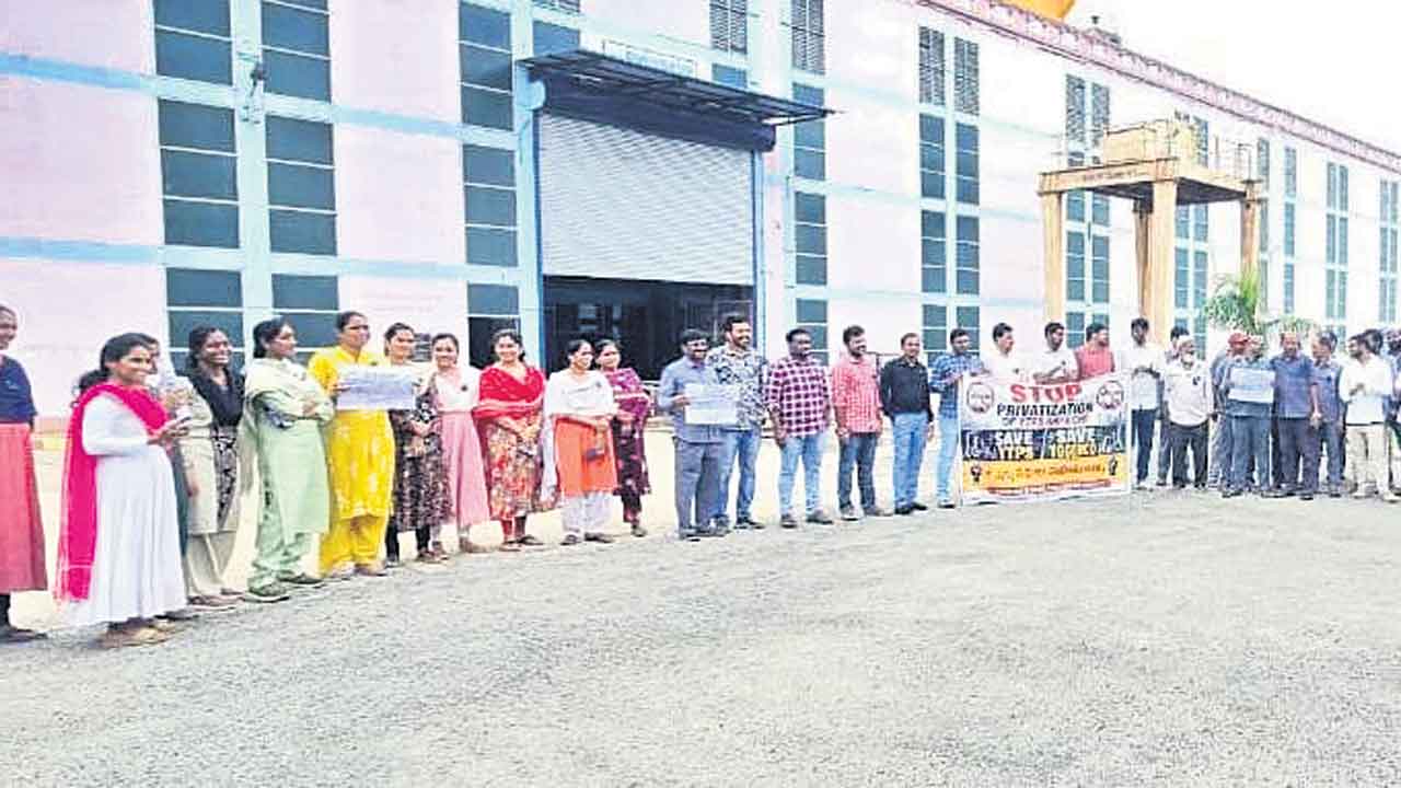 విద్యుత్‌ ఉద్యోగుల నిరసన