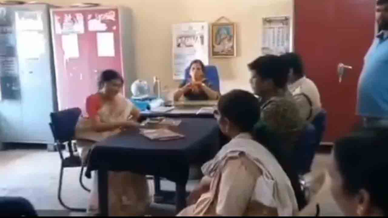English Teacher | హైస్కూల్‌లో ఇంగ్లీష్‌ టీచర్‌ వింత ప్రవర్తన.. వీడియో
