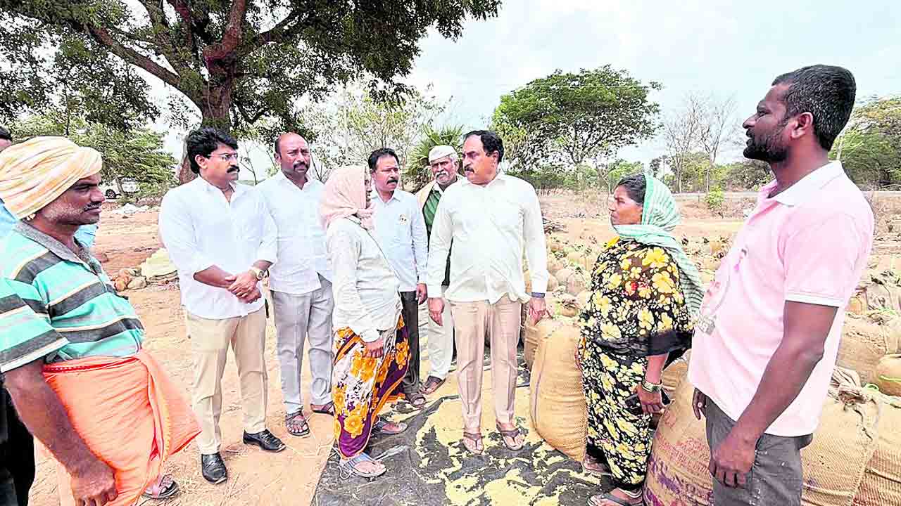 రైతుల కష్టాలు కనిపించడం లేదా..?