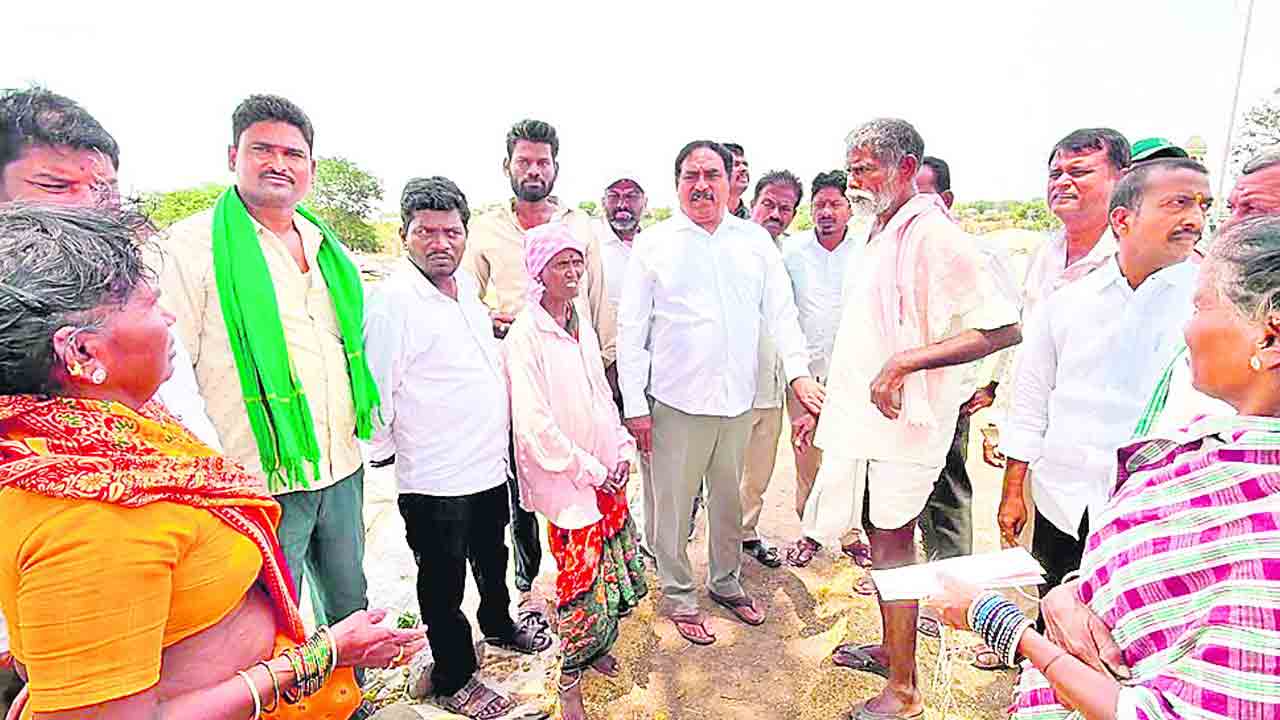 ఎండల ఎండుతున్నం.. వానల నానుతున్నం..