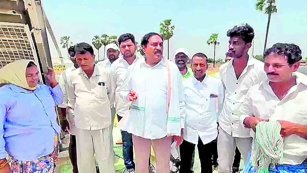 వానకాలం వచ్చినా.. వడ్లు కాంటాలు పెట్టరా..?