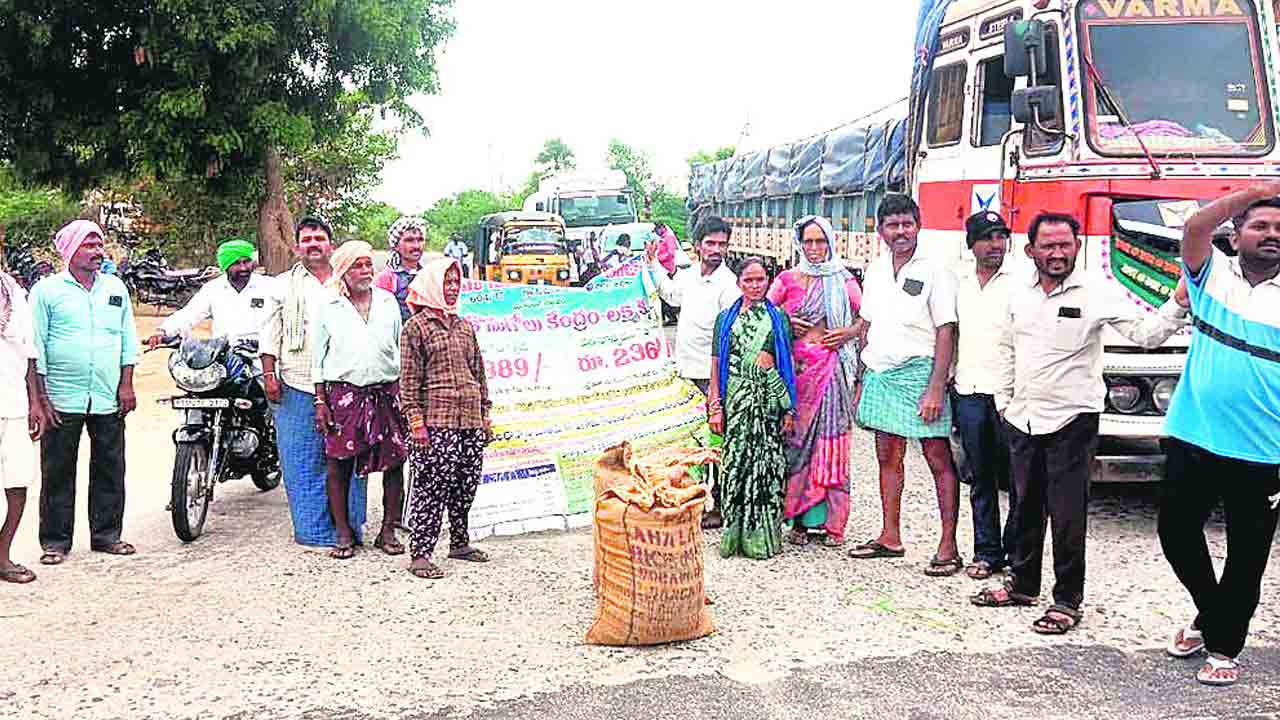 రోడ్డెక్కిన లక్ష్మక్కపల్లి రైతులు