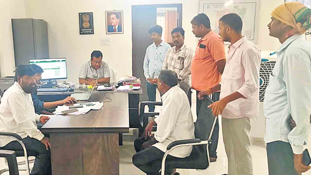 ధాన్యం ట్రాక్టర్లతో తహసీల్‌ ఆఫీస్‌ ముట్టడి