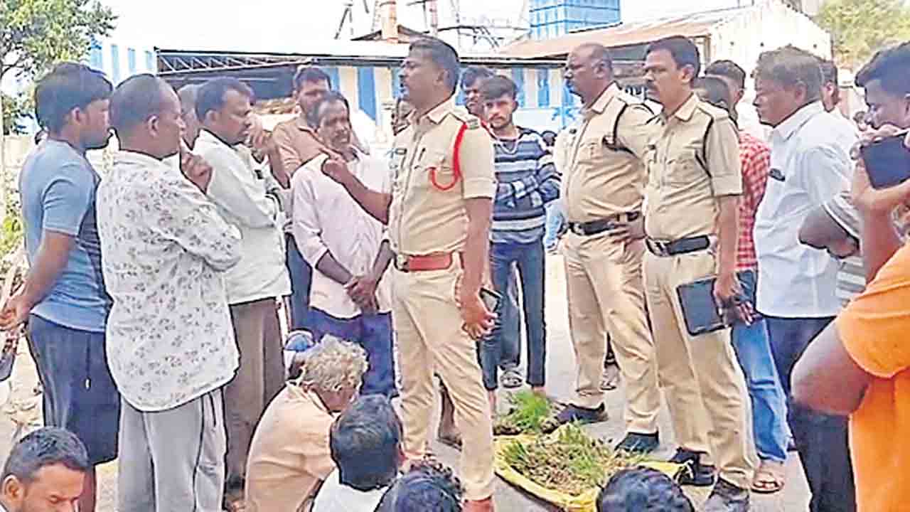 మొలకెత్తిన ధాన్యంతో రైతుల రాస్తారోకో