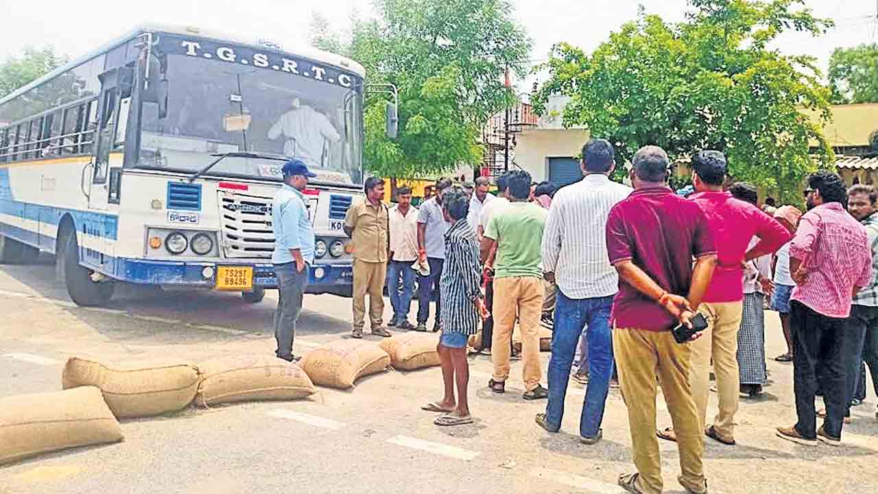 ధాన్యం కొనుగోళ్ల నిలిపివేతపై రైతన్న ఆగ్రహం