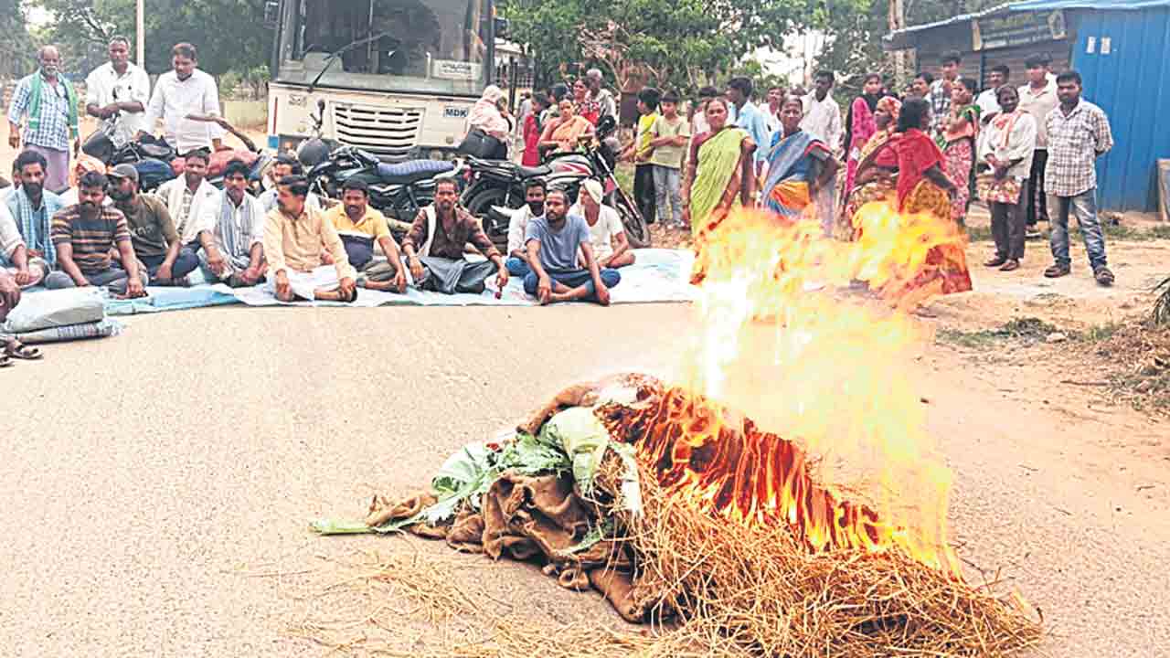 తూకం వేసిన ధాన్యాన్ని తరలించాలి