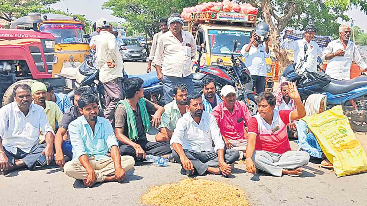 రోడ్డెక్కిన అన్నదాతలు