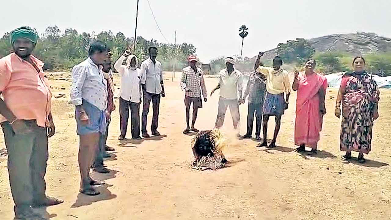 ధాన్యం కొంటలేరని నిప్పు