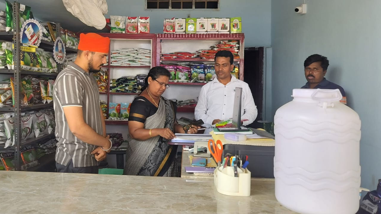 Quality seeds | నాణ్యమైన విత్తనాలను మాత్రమే విక్రయించాలి : జిల్లా వ్యవసాయ అధికారి విజయనిర్మల