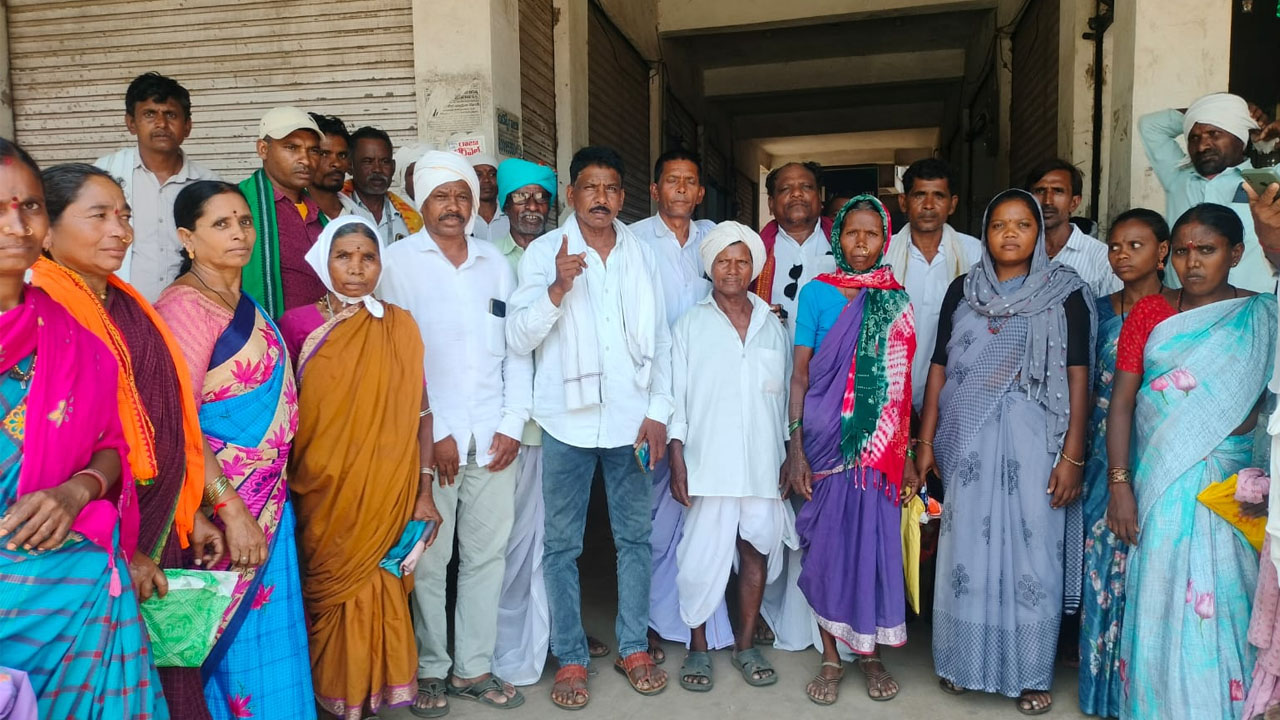 Field Assistant Removal | బ్యాంక్‌ ఫీల్డ్ అసిస్టెంట్‌ను వెంటనే తొలగించాలని ఆదివాసి సంఘాల ధర్నా
