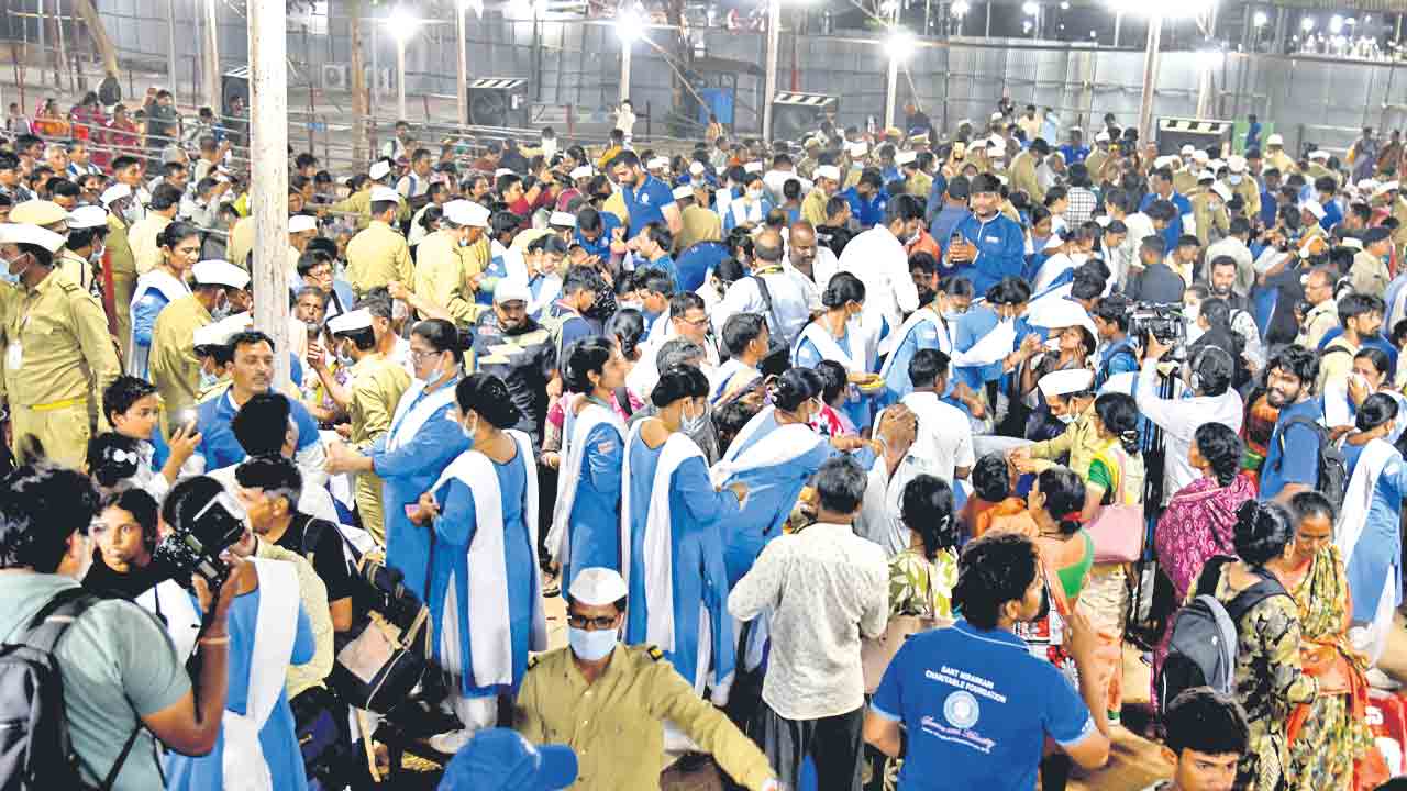 కిక్కిరిసిన నాంపల్లి ఎగ్జిబిషన్‌ మైదానం.. చేప ప్రసాదాన్ని పంపిణీ చేసిన బత్తిని కుటుంబీకులు