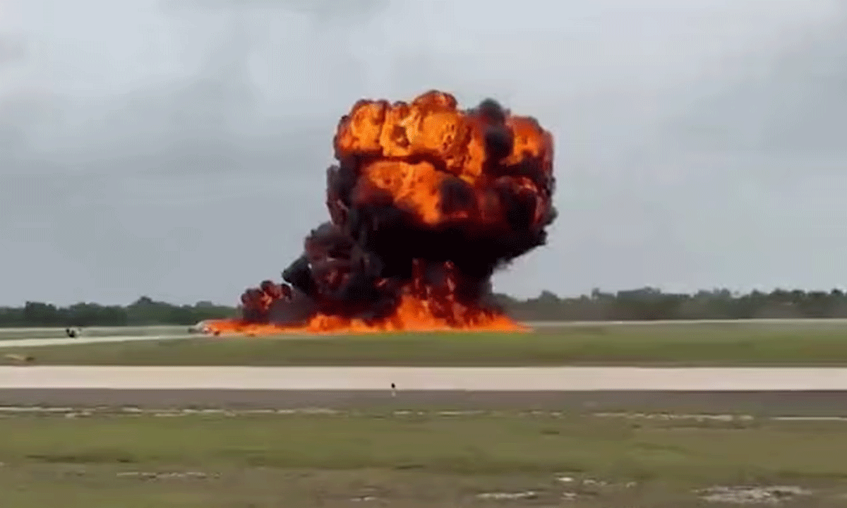 Flight crash | ఎమర్జెన్సీ ల్యాండింగ్‌ సమయంలో రన్‌వేపై పేలిన విమానం.. ఇద్దరు పైలట్‌లు మృతి..!