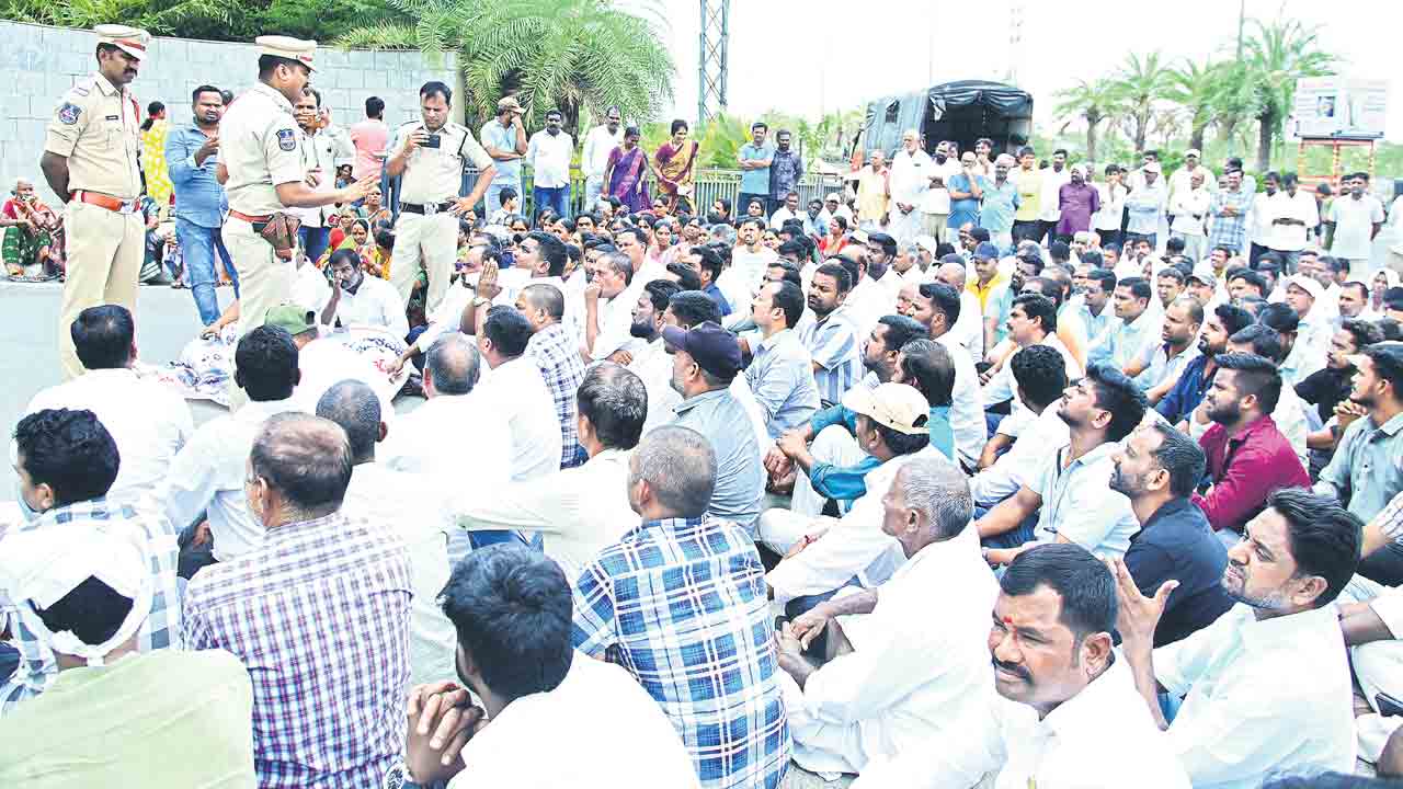 కబ్జా కోరల్లో అటవీ భూములు