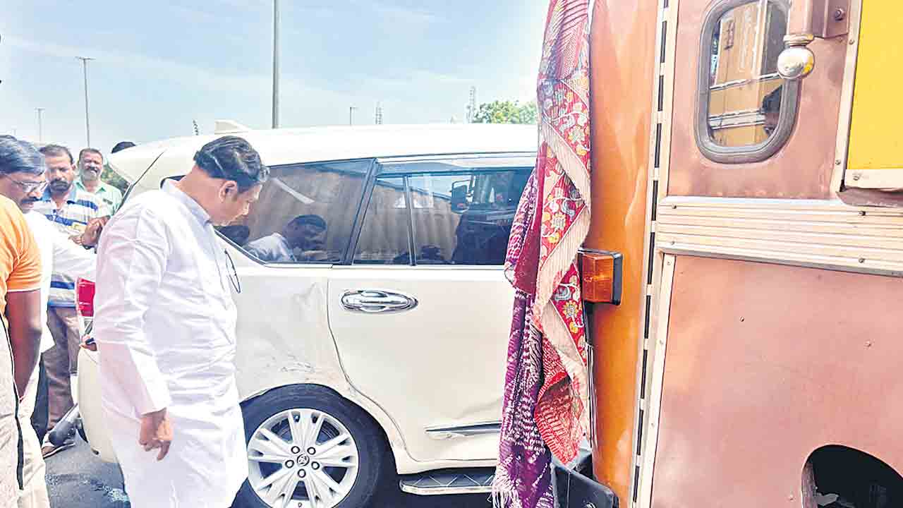 మాజీ ఎమ్మెల్యే బిగాలకు తప్పిన ప్రమాదం