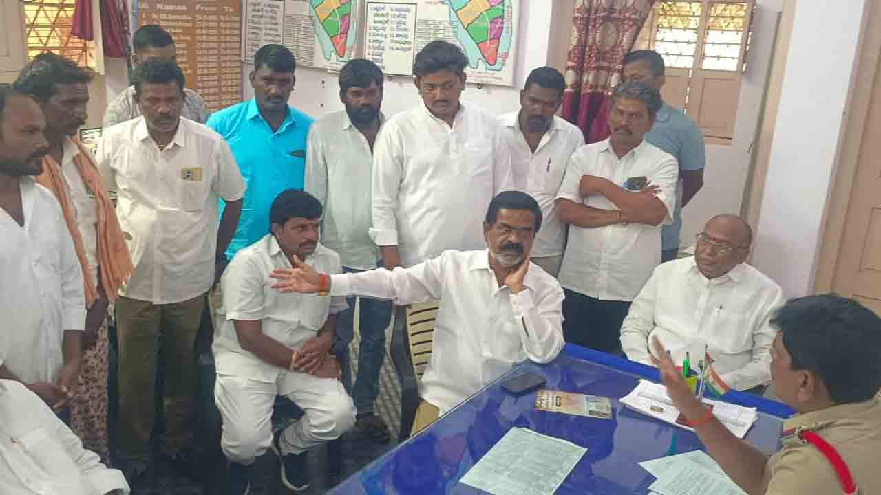 కత్తులతో దాడి చేస్తారా?