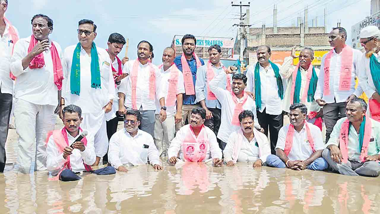 బురద నీటిలో కూర్చొనిహన్మంత్‌ షిండే నిరసన