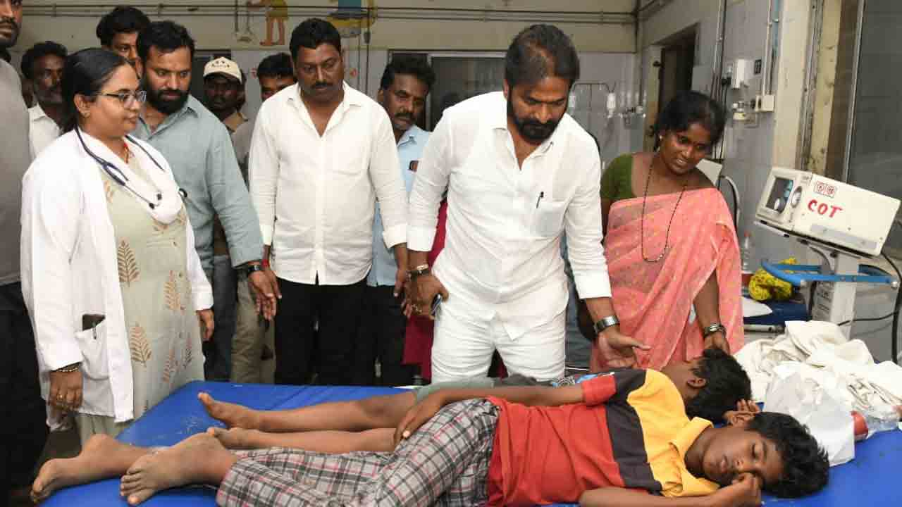 కలుషిత ఆహారం తిని అస్వస్థతకు గురైన బాధితులు