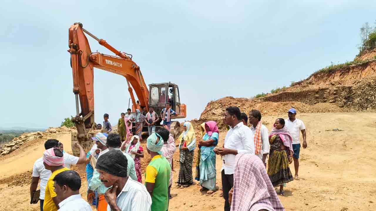 గంగాదేవి గుట్టపై మట్టి తవ్వకాలను నిలిపివేయాలి