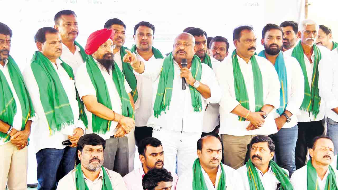 సాగునీరు ఇవ్వాల్సిందే