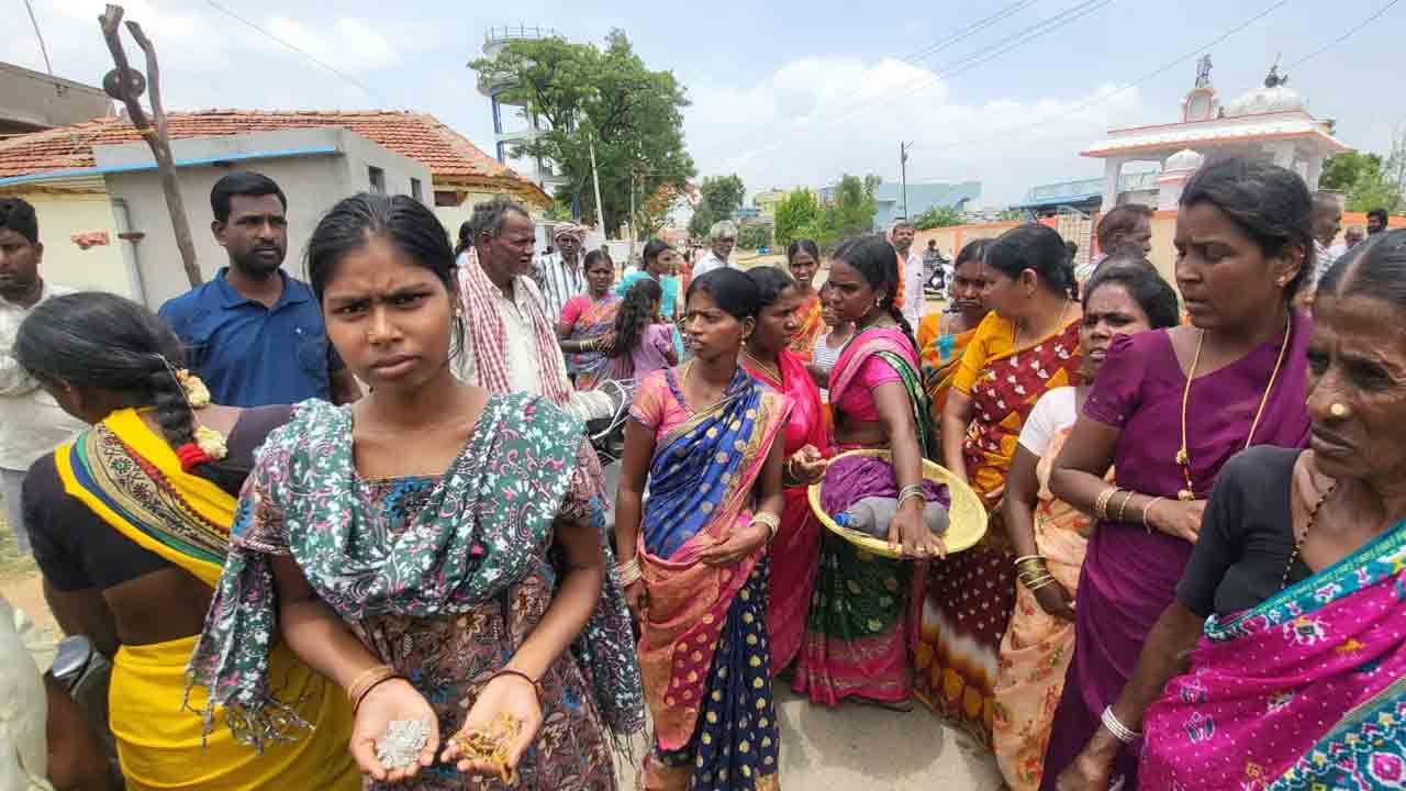 Gold | బంగారం మెరిపిస్తామంటూ.. క్ష‌ణాల్లోనే మాయం చేసిన కేటుగాళ్లు..!
