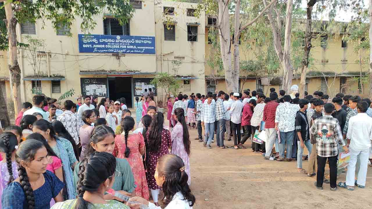 జూనియర్‌ కాలేజీల్లో ప్రవేశాలు అంతంతే !