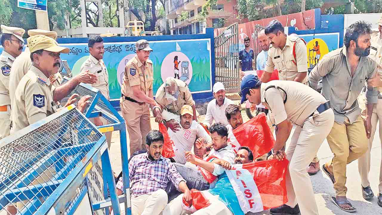 ప్రభుత్వ పాఠశాలల మూసివేత దుర్మార్గం