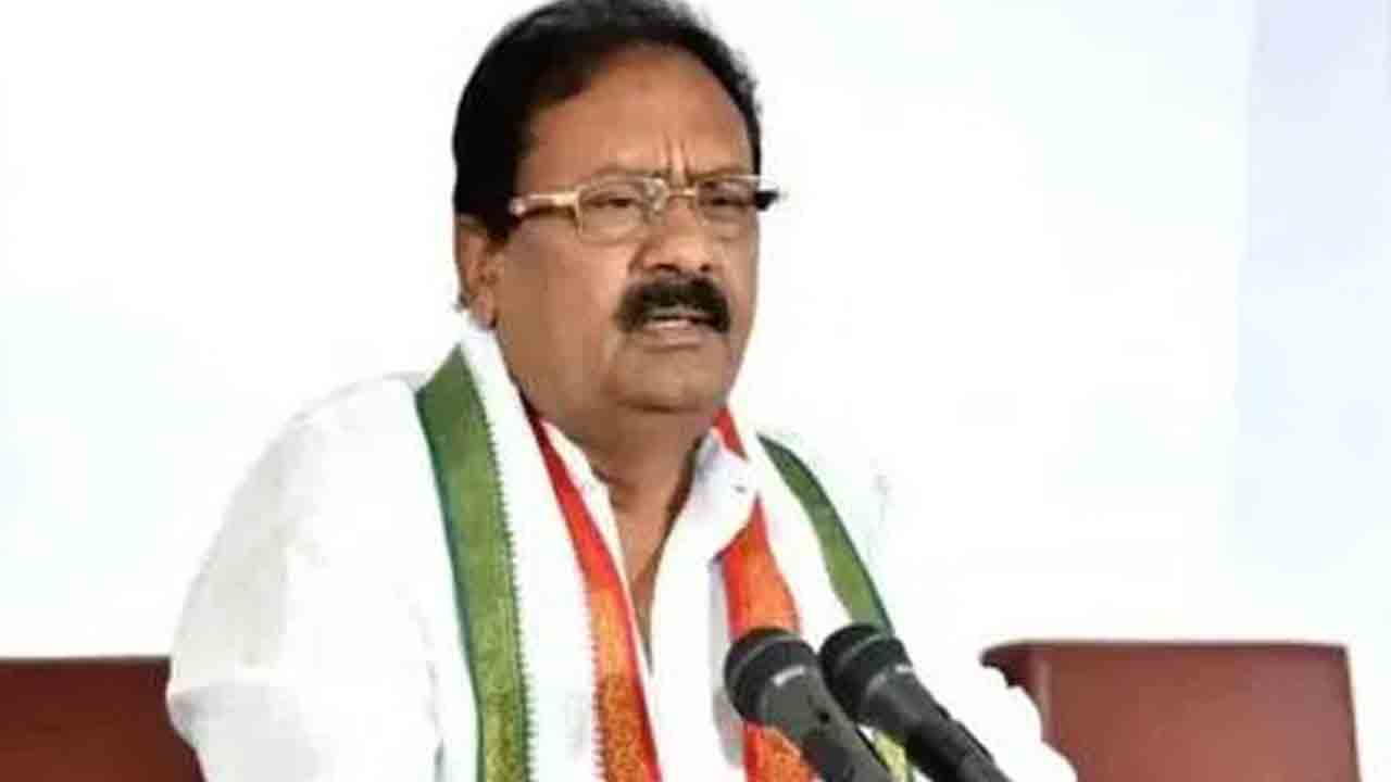 షబ్బీర్‌ అలీకి షోకాజ్‌.. సొంత పార్టీ నేతపై ఆరోపణలు