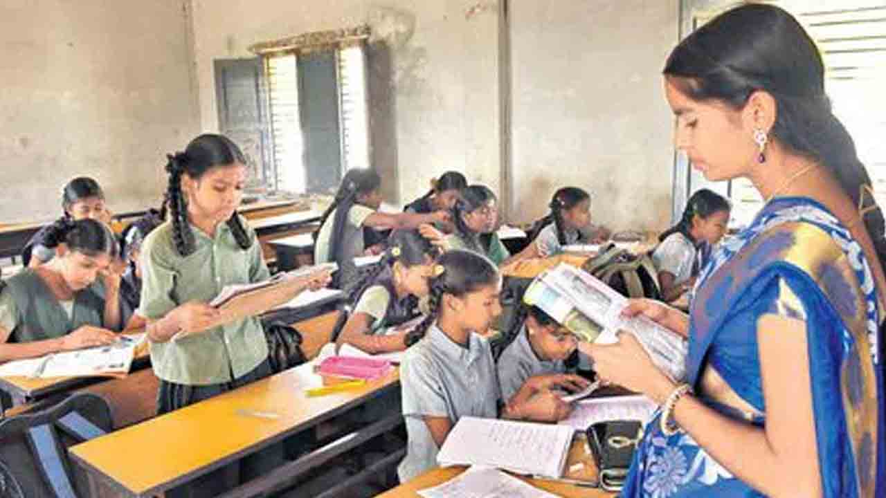 టీచర్ల భవితవ్యం ప్రశ్నార్థకం!.. సర్కార్‌ స్కూళ్ల నెత్తిన కత్తి