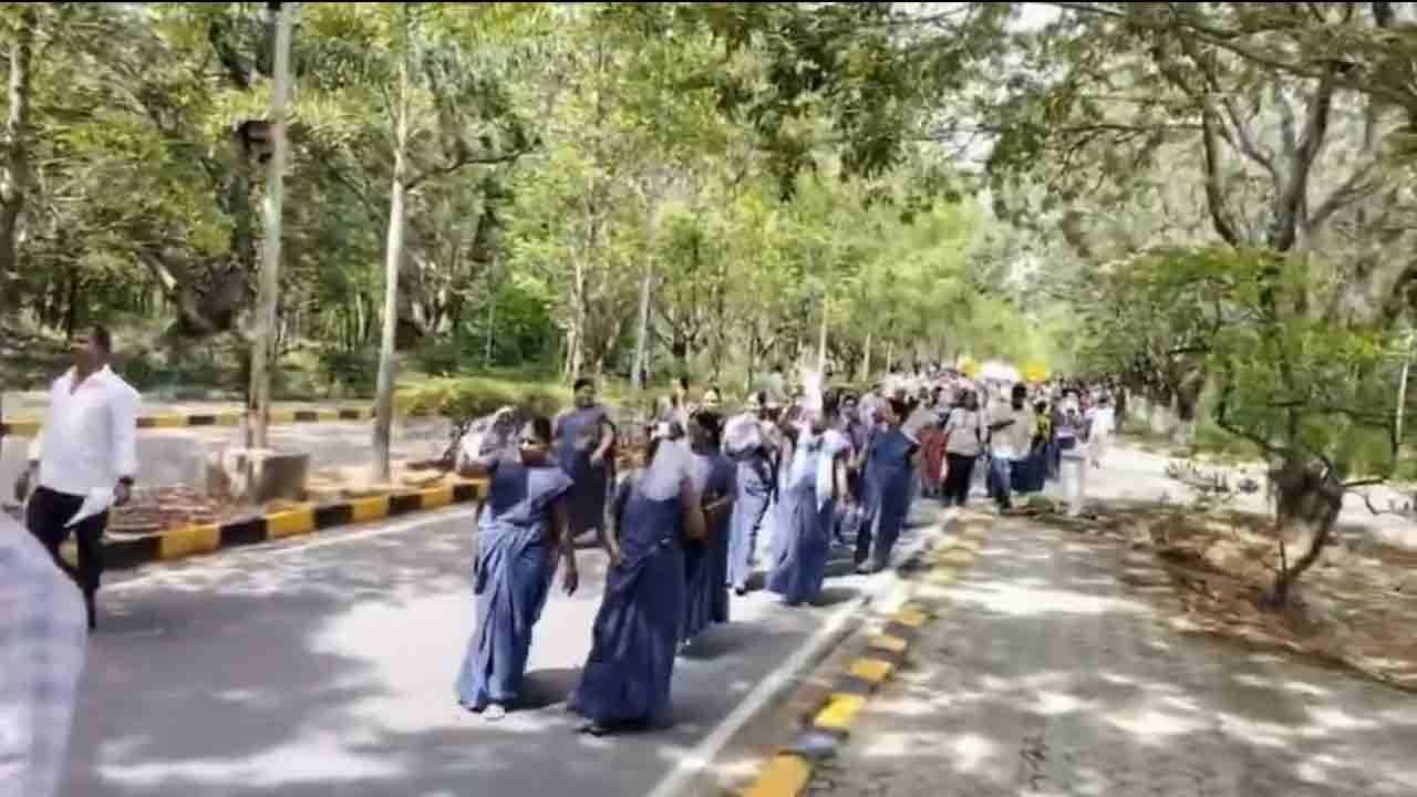 HCU Strike | హెచ్‌సీయూలో కాంట్రాక్ట్ కార్మికుల నిరవధిక సమ్మె.. వీడియో