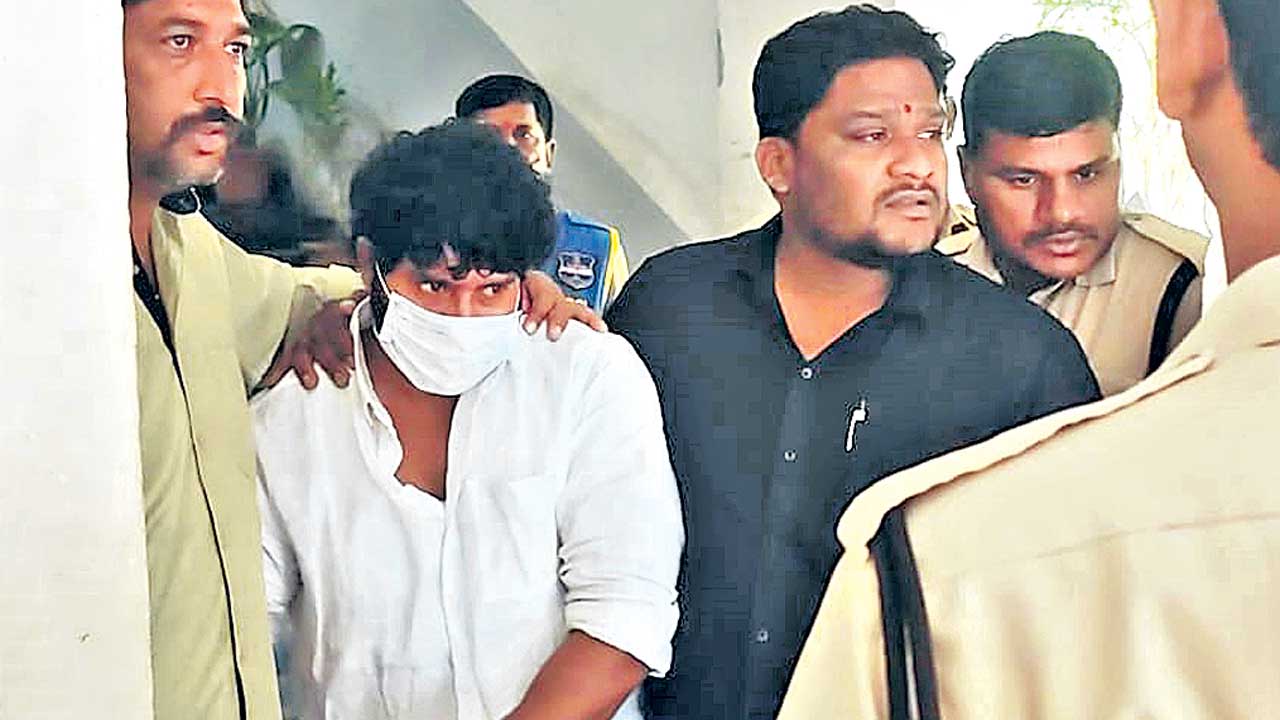 తక్కువ ధరకే స్వచ్ఛమైన బంగారమంటూ.. చీటింగ్‌