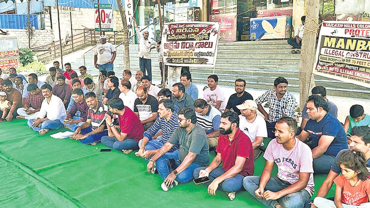 రోడ్డు పనులు నిలిచిపోవడంపై నిరసన
