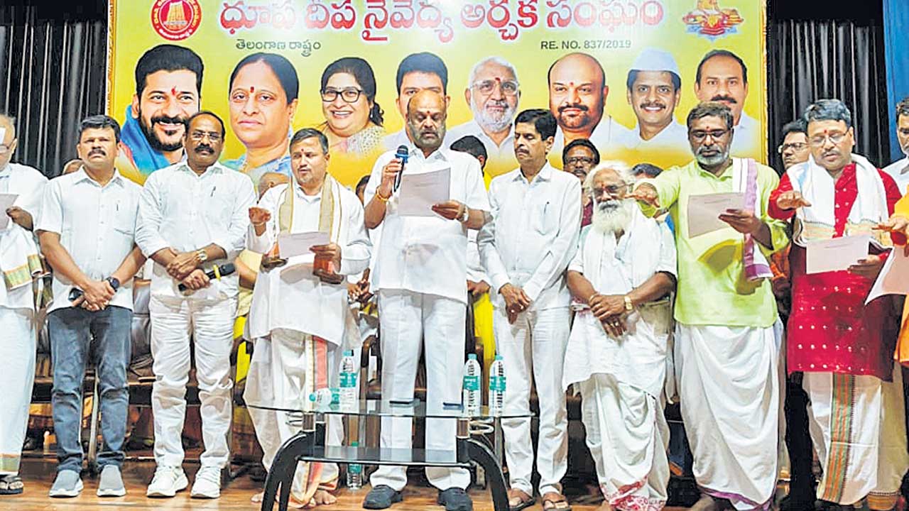 అర్చకులకు పథకాలు అందేలా చూస్తాం