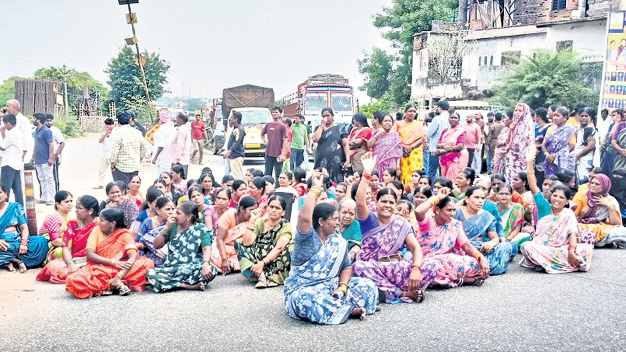 మహిళా సంఘాలకు రూ.కోటిన్నర టోకరా