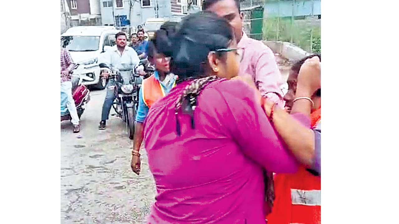 రోడ్డుపై చెత్త వేయొద్దన్నందుకు.. పారిశుధ్య కార్మికురాలిపై దాడి