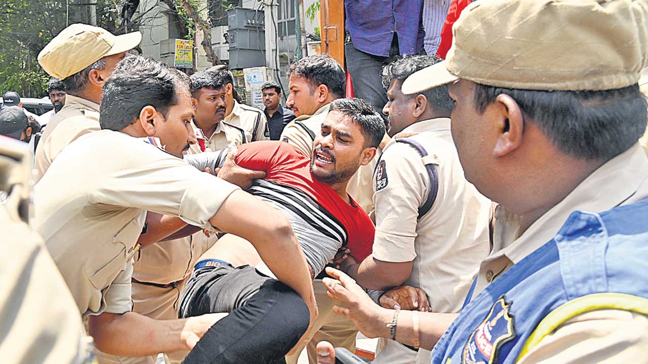 మంత్రుల నివాసాల ముట్టడి
