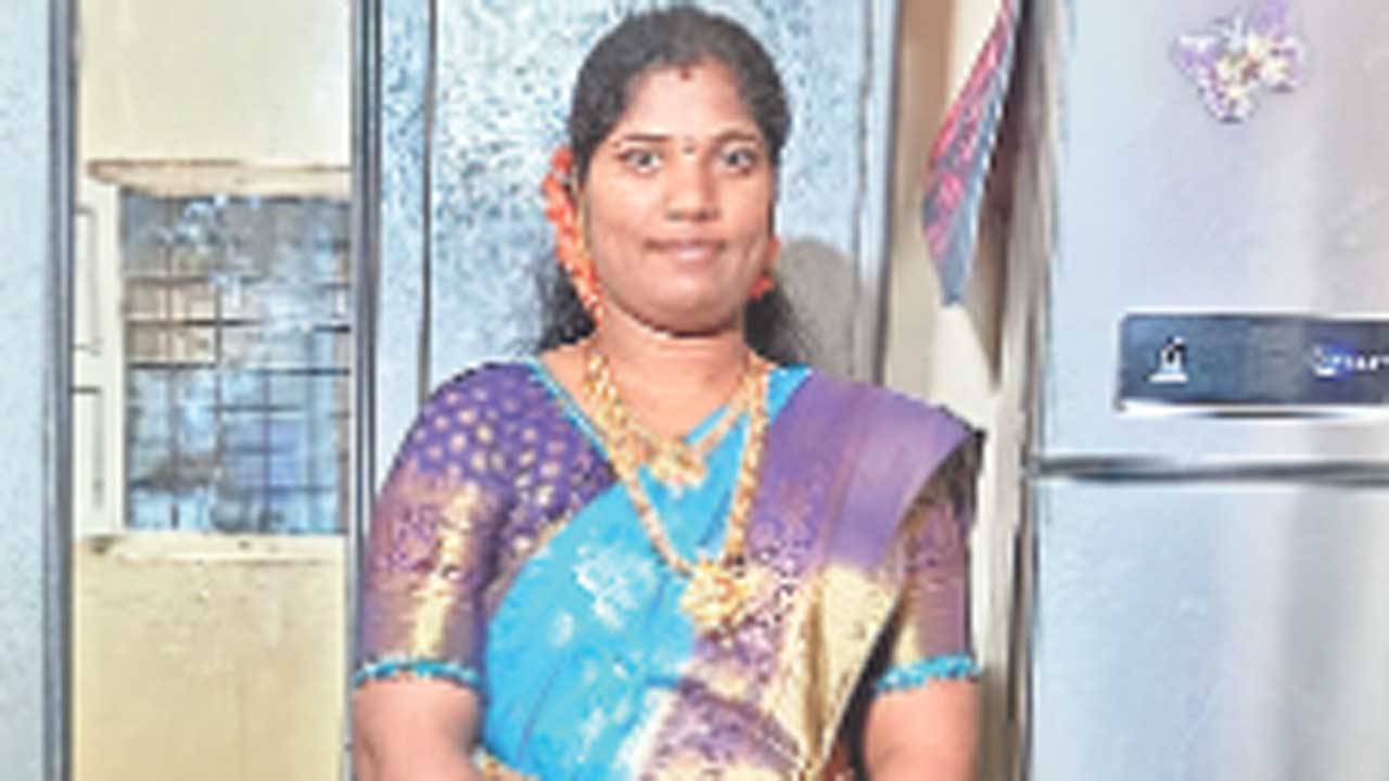 వేర్వేరు రోడ్డు ప్రమాదాల్లో ఇద్దరి దుర్మరణం