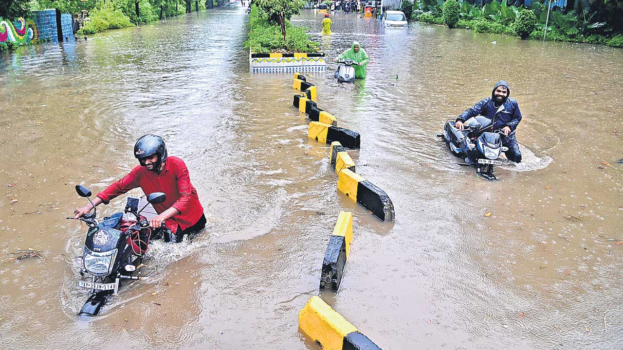 మూతపడ్డ భూ గర్భ సంపులు