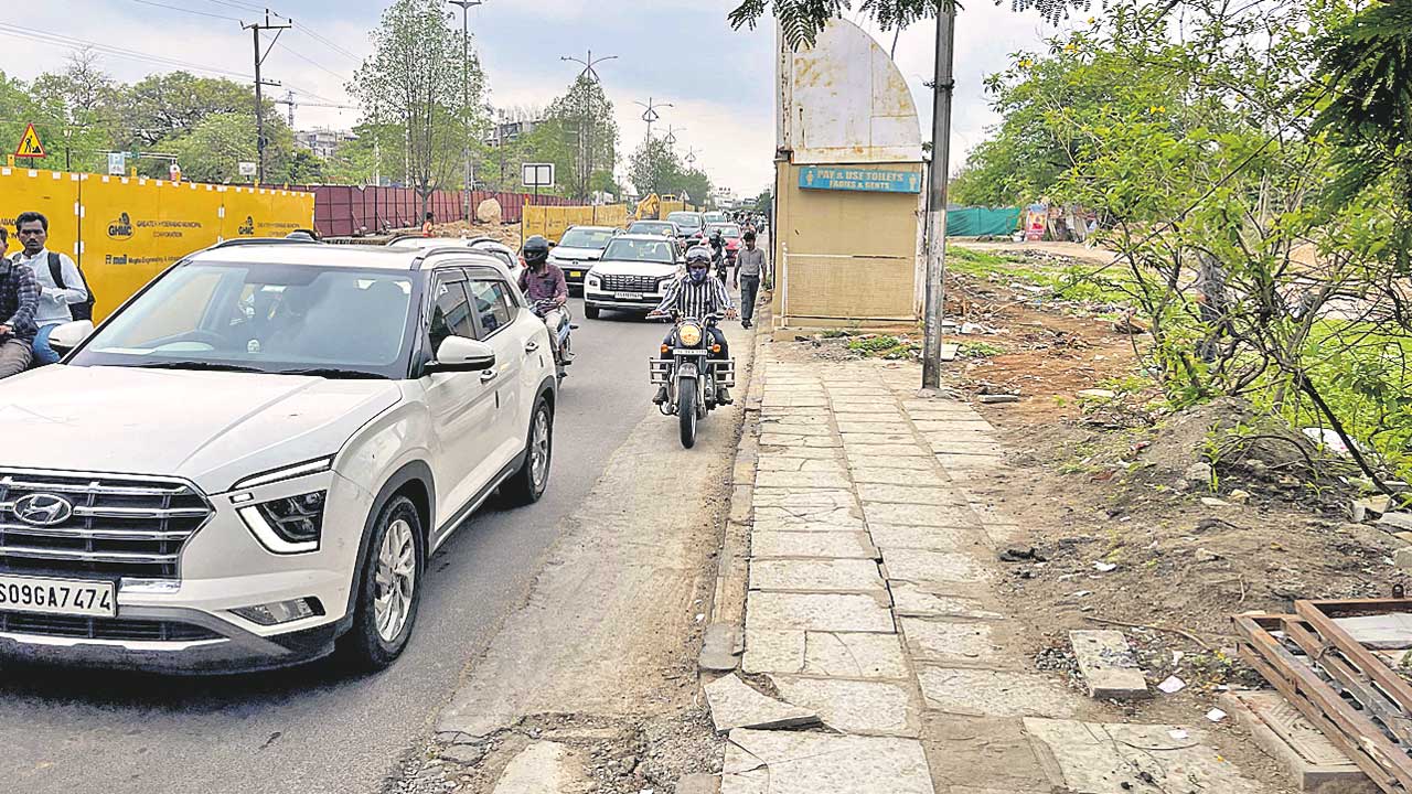 వాహనదారుల కష్టాలు… ట్రాఫిక్‌తో ఆపసోపాలు