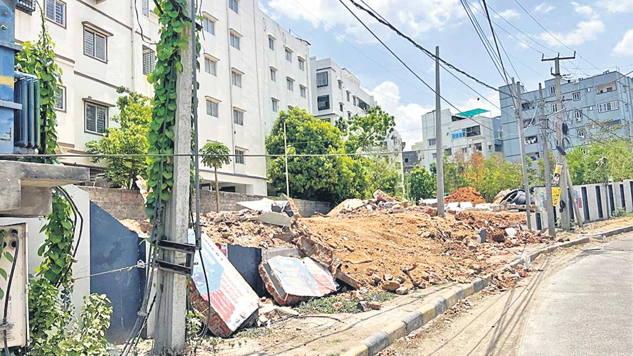 పార్కు స్థలం.. కబ్జాకు యత్నం